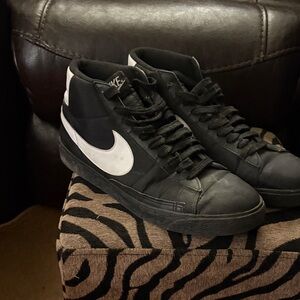 Nike Men's Black and White Sneakers